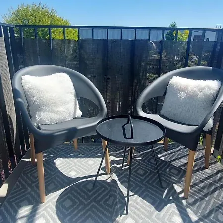 Cozy Apartment With Balcony 20 Minutes From Warsaw By Noclegi Renters